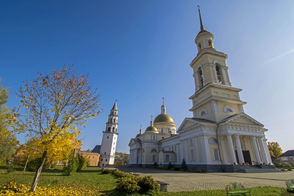 Спасо-Преображенский собор Spaso-Preobrazhensky Cathedral и наклонная башня Демидовых Leaning Tower of Nevyansk. 30 сентября 2020 года. 12:22