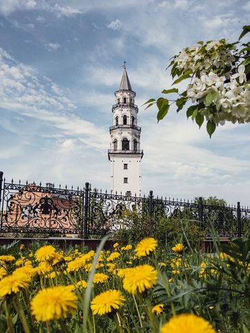Невьянск и его главная достопримечательность - падающая башня. Приятная набережная, красивый пруд, атмосфера...