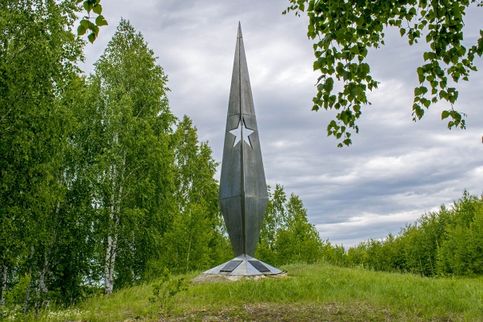 Памятник-обелиск С. Г. Белову на Миниховой горе. Верх-Нейвинский. 19 июня 2019 года. 14:00
