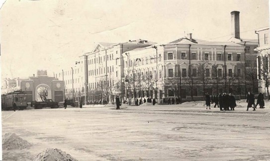 Арка на выходе из сквера на площади 1905 года. 195. год
