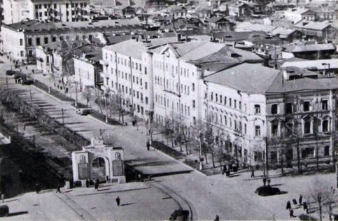 Арка на выходе из сквера на площади 1905 года. 1954 г