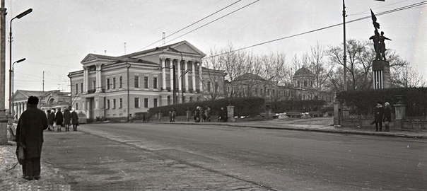 Комсомольская площадь и Дворец пионеров. 1970-е