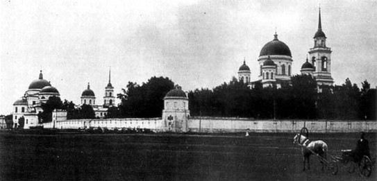 Общий вид на Новотихвинский монастырь в начале XX века