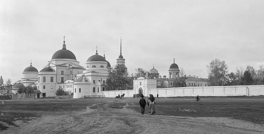 Вид на Новотихвинский монастырь в начале XX века