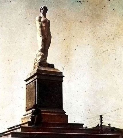 Памятник Освобожднному труду на Площади Пятого года. 1920 г