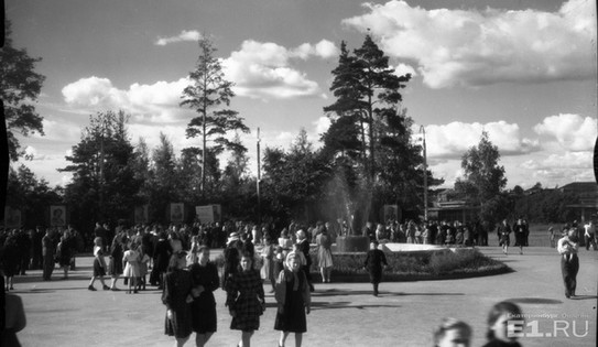 Центральный парк культуры и отдыха. Площадь у фонтана. 1950 год