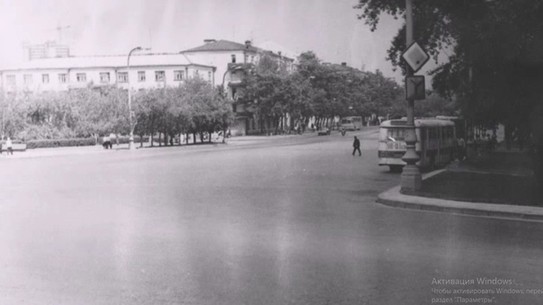 Площадь Коммунаров с видом на дом по ул. Ленина 5. 1978-й год