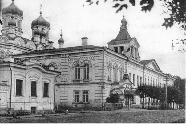 Чапаева, 9. Дом правящего архиерея Екатеринбургской епархии и крестовая церковь Архиерейского дома, построены около 1834 года. Снимок 1900-х годов