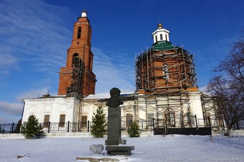 Памятник Бажову на фоне собора, . 3. 11. 2019 Сысерть