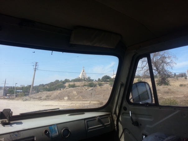 Пирамидальная православная церковь. Вид из уазика-буханки