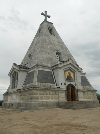 На территории Севастопольского Братского кладбища находится Свято-Никольский храм. Пирамидальный храм, выполненный в виде надгробия, является памятником всем, кто защищал Севастополь во время Крымской войны.