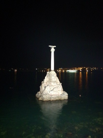 Памятник затонувшим кораблям - вид ночью