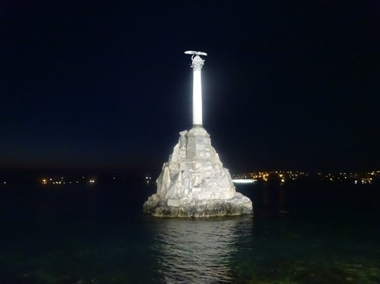 Севастополь. Памятник затопленным кораблям в ночной подсветке. 21. 06. 2015 г. 21:58