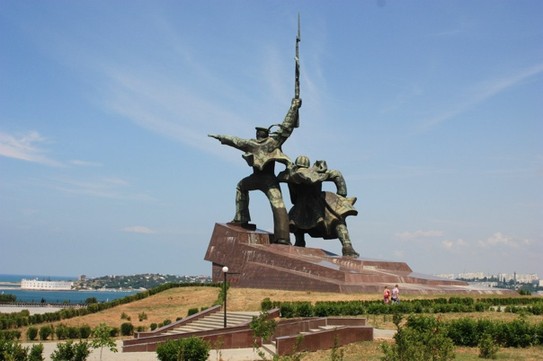 Памятник Солдат и Матрос на мысе Хрустальном в Севастополе - одна из самых впечатляющих скульптур города (да и Советского Союза в целом - ведь высота памятника составляет почти 40 метров)