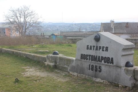Памятник воинам батареи Костомарова, находящийся в нескольких десятках метров под углом в 45 от воссозданного редута Четвертого бастиона на Историческом бульваре Севастополя