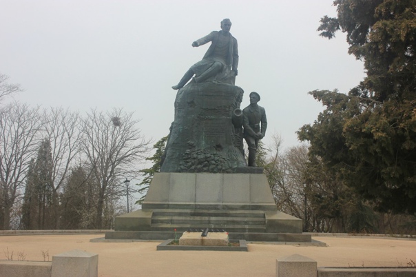 Памятник Корнилову 5 октября 1895, восстановлен 7 сентября 1983 (архитектор-художник В. Г. Гнездилов, художник М. К. Вронский)