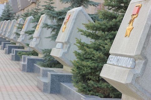 В 2005 г. Рядом с Мемориалом обороны Севастополя была открыта Аллея городов-героев. На 13 стелах, символизирующих героически оборонявшиеся города быв. СССР, закреплены золотые звезды