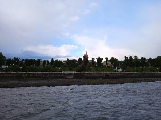Владикавказ, С. Осетия-Алания. Терек. На другом берегу-Армянская церковь. Май 2022 г