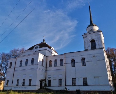 В Вязьме осенью 2021 года... Храм Спаса Всемилостивого, построенный в 1873 году на территории Вяземского Аркадиевского монастыря. В 1922 году монастырь был закрыт, храм действовал до 1929 года. Сейчас в храме библиотека.