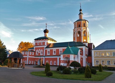 В Вязьме осенью 2021 года... Сам монастырь небольшой, на его территории находятся два храма - Надвратная церковь Вознесения Господня с колокольней.