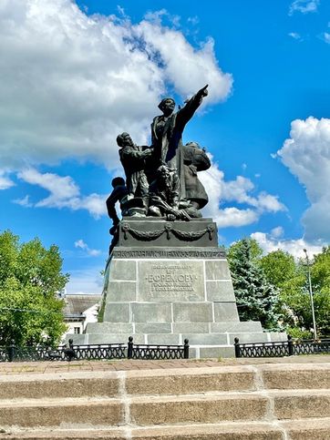 Вязьма. Памятник генералу  М. Г. Ефремову