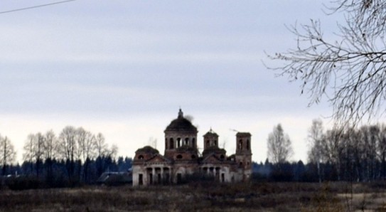 Храм в километре от дороги недалеко от Вязьмы