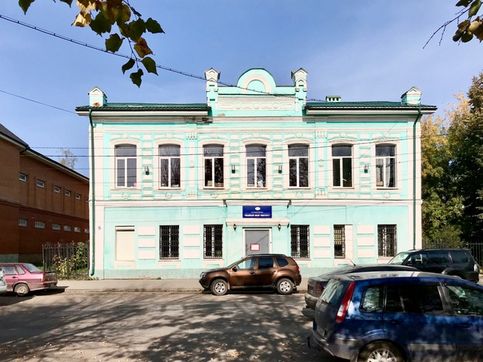 В Гагарине мало старинных зданий сохранилось - почти все было разрушено войной, - но кое что все таки есть. Купеческий особняк 19 века