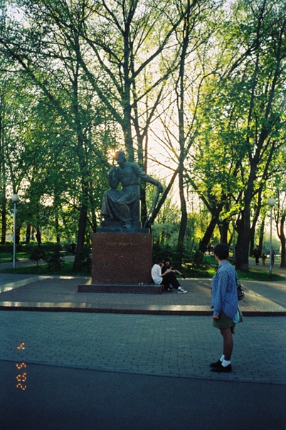 Смоленск. Памятник Фдору Коню - зодчему Смоленского кремля. Май 2002 г