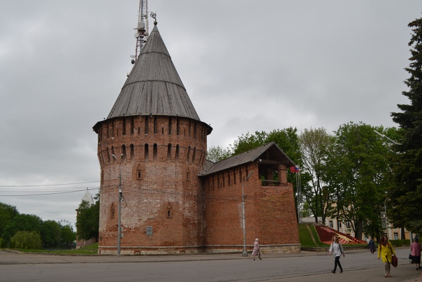 Громовая башня  также известна как Круглая (1609 г. ), Топинская (1706 г. ) и Тупинская. С 1977 г. Здесь работает музей, посвященный боевой истории Смоленска. Спустя десять лет он получил название Смоленск  щит России.