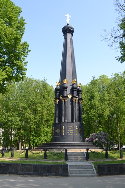 Памятник-часовня Защитникам Смоленска 4-5 августа 1812 года выполнен в византийском стиле и органично сочетает в себе черты православного храма и обелиска. Он выполнен из чугуна. Представляет собой высокую 8-гранную пирамиду с цилиндрическим цоколем.