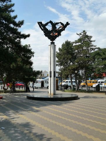 Памятник жертвам теракта марта 2001 возле рынка