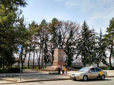 Октябрьская улица и памятник Кирову напротив ж/д вокзала