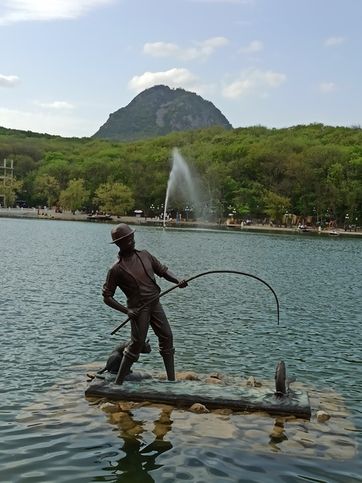 27 апреля 2022 года. Железноводск. Курортное озеро. Скульптура Рыбака на фоне Развалки