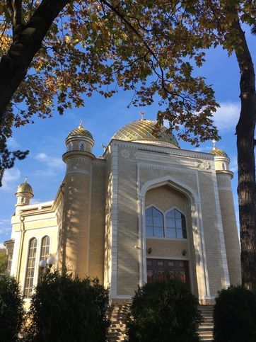 Мечеть? В Кисловодске и православный храм находятся практически друг на против друга ?