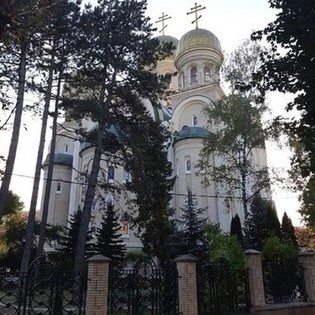 Свято-Никольский собор в Кисловодске является главным православным храмом Кисловодского благочинения. Он был построен после возрождения Свято-Никольского прихода, состоявшегося в 1991 году. За основу архитектурного облика храма принят проект церкви, взорванной в 1936 году.