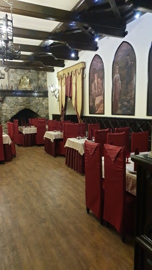 Старый замок - внутри ресторан