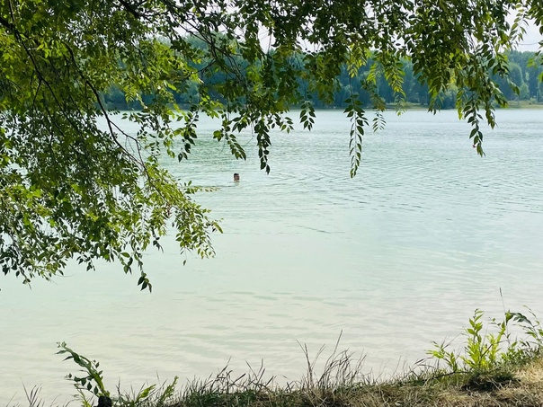 Чистейшее бирюзовое городское озеро