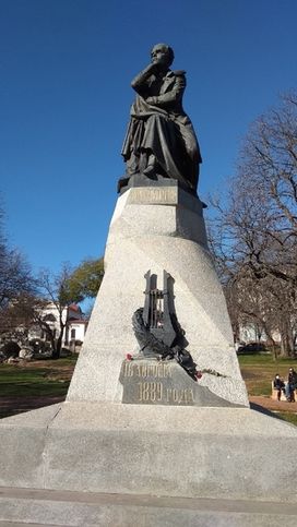 Сквер имени Лермонтова. Именно здесь в 1889 году был установлен самый первый памятник поэту, деньги на который собирала вся Россия 18 лет.  