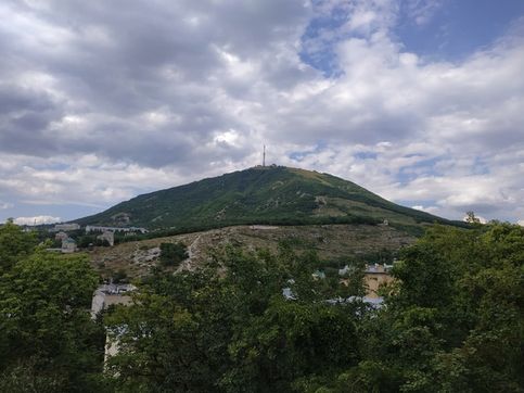 Гора Машук, у подножия которой Лермонтов стрелялся с Мартыновым