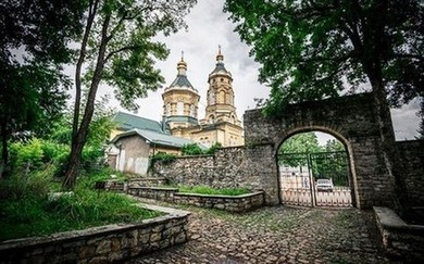 Лазаревская церковь  вид со стороны кладбища