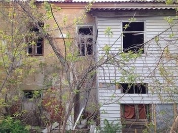 Заброшенный дом рядом с бывшей табачной фабрикой