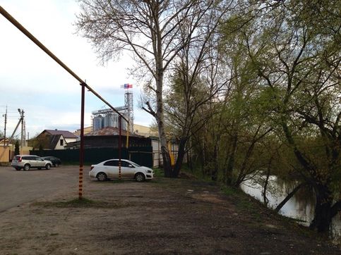Слева - территория Пивоваренного завода, справа - река Лештавка