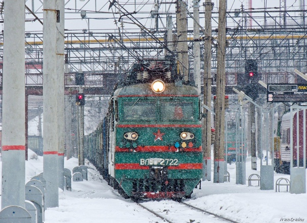Электровоз ВЛ80С-2722 с грузовым поездом следует по станции Агрыз, Татарстан