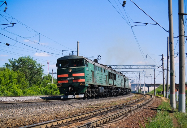 Тепловоз 3ТЭ10У-0025 с грузовым поездом на станции Агрыз, Татарстан