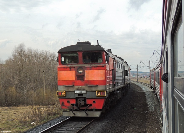 Тепловоз 2ТЭ10У-0398 с грузовым поездом на перегоне Ижбобья - Агрыз, Татарстан