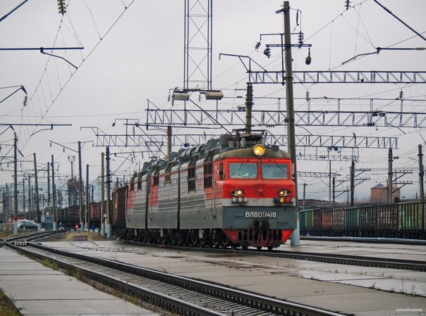 Электровоз ВЛ80С-1418 с грузовым поездом следует по станции Агрыз (Агрыз-2, Агрыз-Восточный), Татарстан