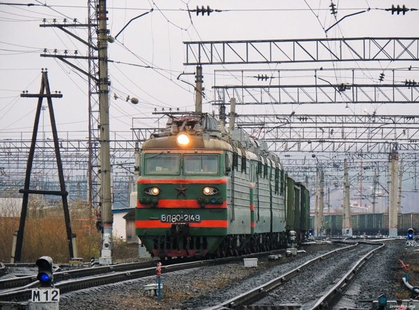 Электровоз ВЛ80С-2149 с грузовым поездом следует по станции Агрыз, Татарстан