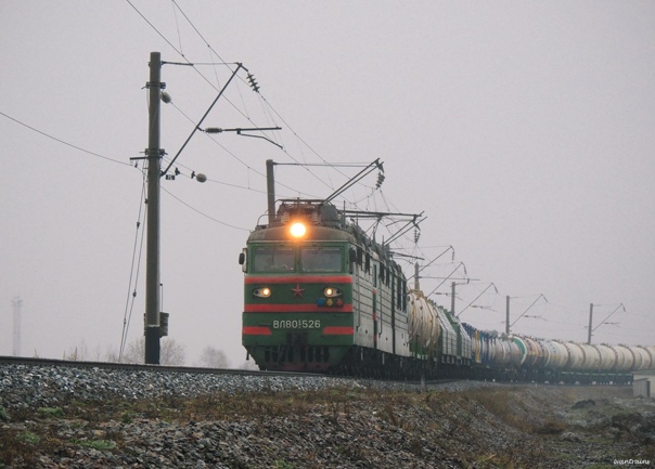 Электровоз ВЛ80С-526 с грузовым поездом следует по станции Агрыз, Татарстан