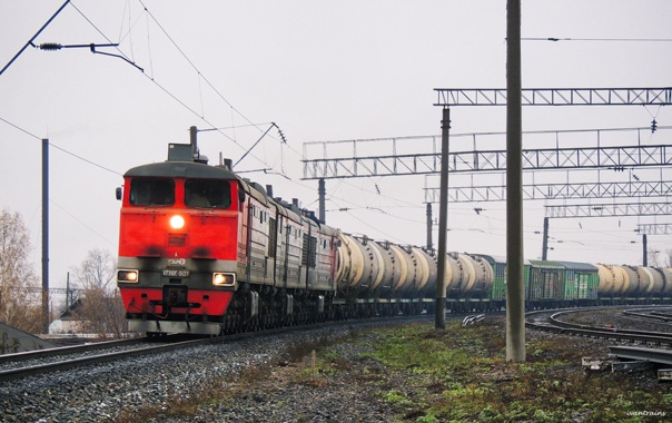 Тепловоз 4ТЭ10С-0024 с грузовым поездом следует по станции Агрыз, Татарстан