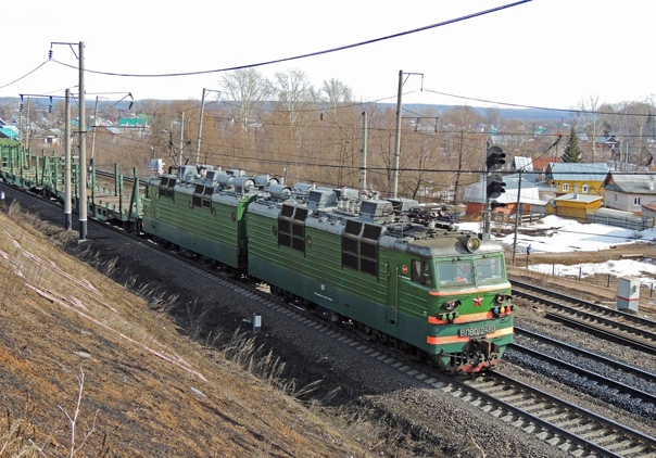 Электровоз ВЛ80С-2489 с грузовым поездом следует по перегону Агрыз - Уром, Татарстан